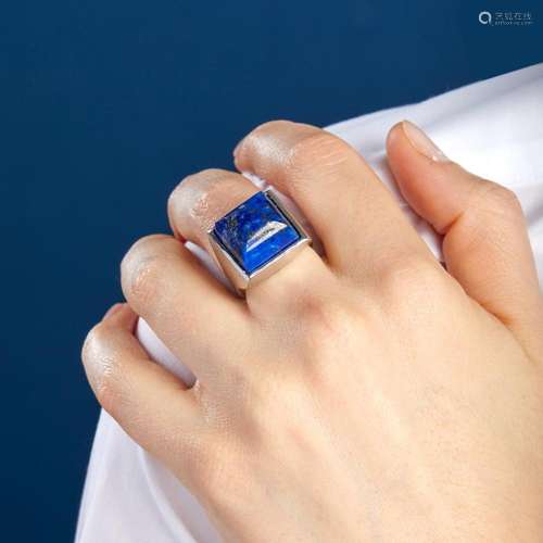 BAGUE CHEVALIERE LAPIS-LAZULI A lapis-lazuli and silver ring...