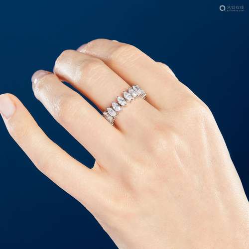 ALLIANCE SOUPLE DIAMANTS A shuttle-cut diamonds and 18K whit...