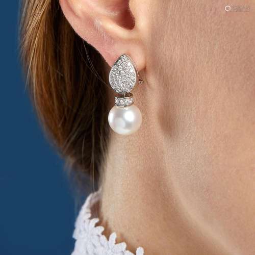 PENDANTS D'OREILLES PERLES DE CULTURE A cultured pearls,...