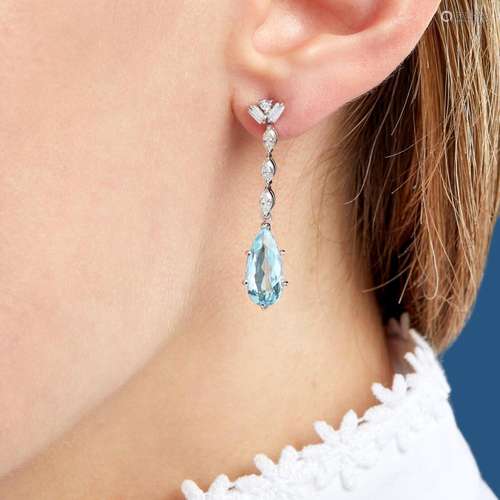 PAIRE DE PENDANTS D'OREILLES AIGUE-MARINE An aquamarine,...