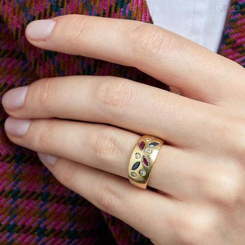 BAGUE JONC FLEURETTES A multigem and 18K yellow gold ring. G...