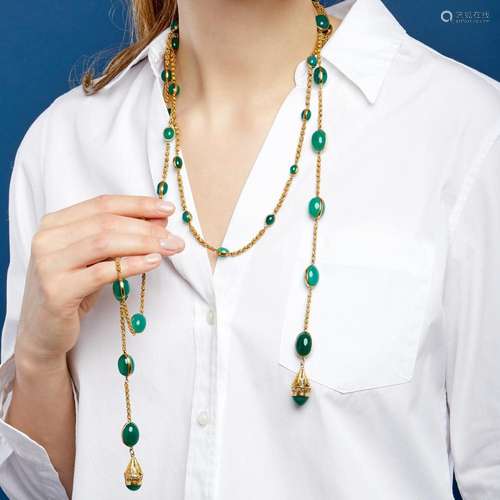 ANNEES 1960 COLLIER CRAVATE AGATE VERTE An agate and 14K yel...