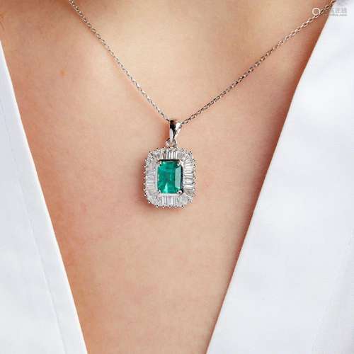 PENDENTIF EMERAUDE An emerald, diamonds and 18K white gold p...