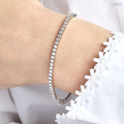 BRACELET LIGNE DIAMANTS A diamonds and 18K white gold tennis...