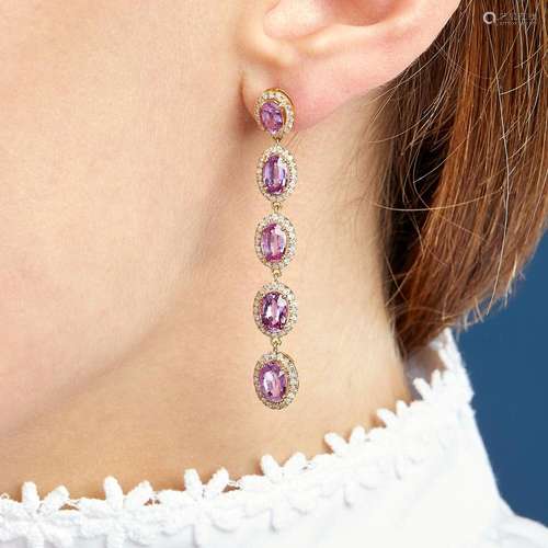 PAIRE DE PENDANTS D'OREILLES SAPHIRS ROSES A pink sapphi...