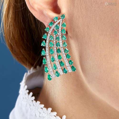 PENDANT D'OREILLES EMERAUDES An emeralds and 18K white g...