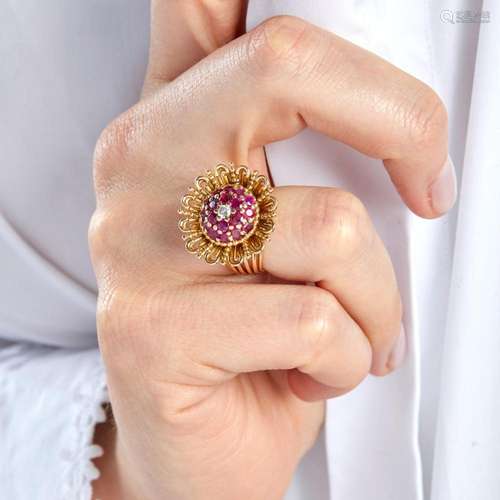 ANNEES 1950 BAGUE FLEUR STYLISEE A diamond, ruby and 18K yel...