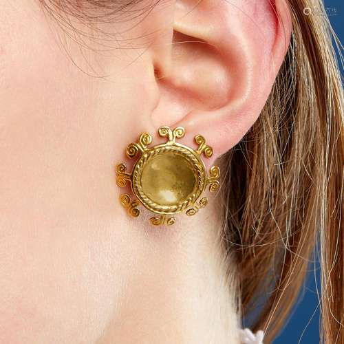 PAIRE DE CLIPS D'OREILLES ARABESQUES A 18K yellow gold p...