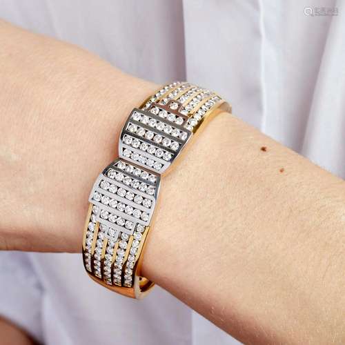 BRACELET RIGIDE NOEUD PAPILLON DIAMANTS A diamond, 18K white...