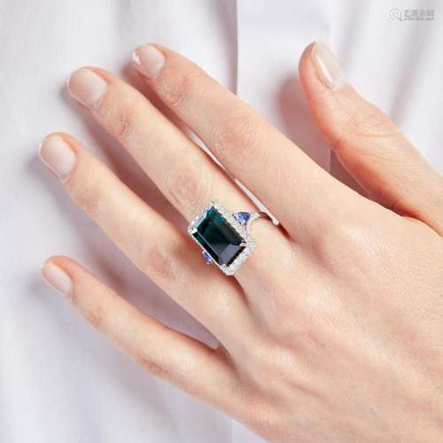 BAGUE TOURMALINE VERTE A green rectangular tourmaline, diamo...