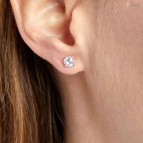 PAIRE DE CLOUS D'OREILLES DIAMANTS A 0,53 and 0,51 carat...