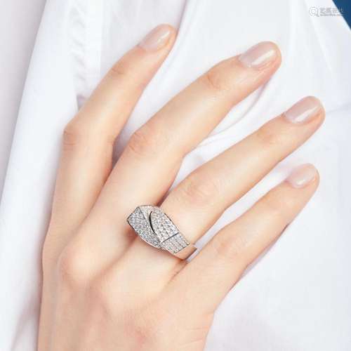 BAGUE CHEVALIERE CROISEE DIAMANTS A diamond and 18K white go...