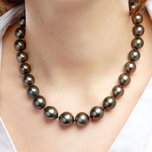 COLLIER PERLES DE CULTURE DE TAHITI A black cultured pearls ...