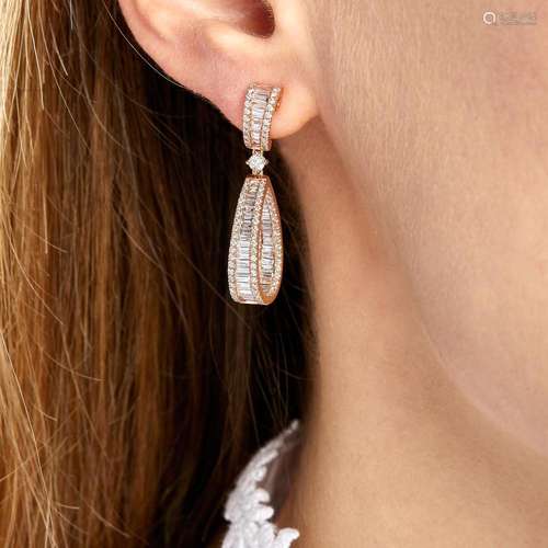 PAIRE DE PENDANTS D'OREILLES PIRIFORMES A diamond and 18...