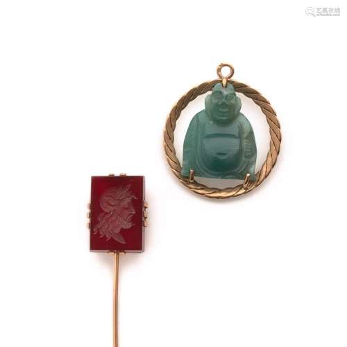 PENDENTIF SERPENTINE ET EPINGLE AGATE Lot including a serpen...