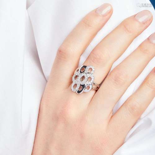 BAGUE OVALES DIAMANTS A diamond and 18K white gold ring. Gro...