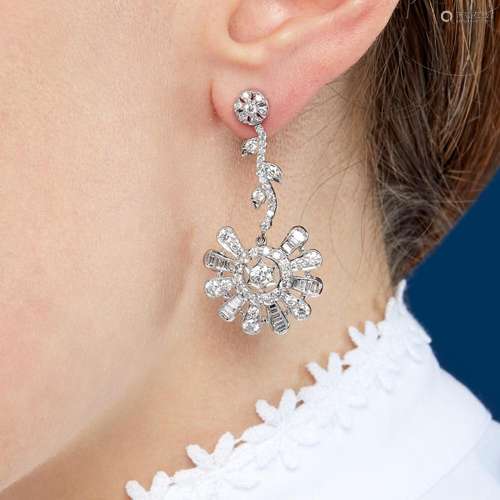 PAIRE DE PENDANTS D'OREILLES FLEUR A diamond and 18K whi...