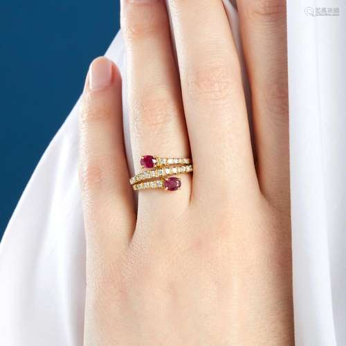 BAGUE CROISEE RUBIS A diamond, rubies and 18K yellow gold cr...