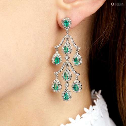 PAIRE DE GIRANDOLES EMERAUDES DIAMANTS Emeralds, diamond and...