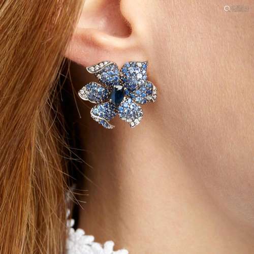 PAIRE DE CLIPS D'OREILLES FLEURS SAPHIRS A diamond, sapp...