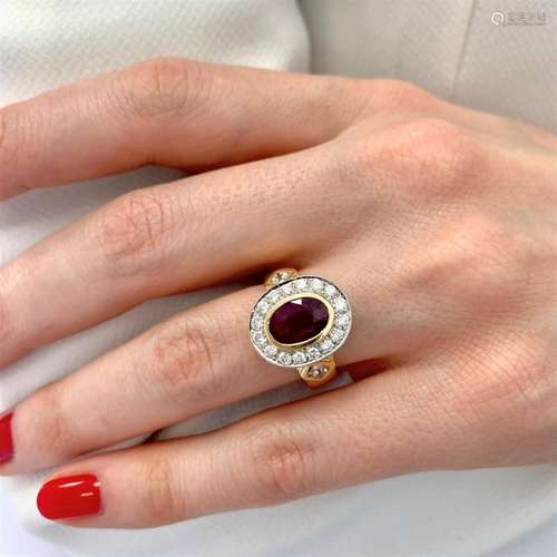 BAGUE RUBIS OVALE An oval ruby, diamonds, 18k yellow gold an...