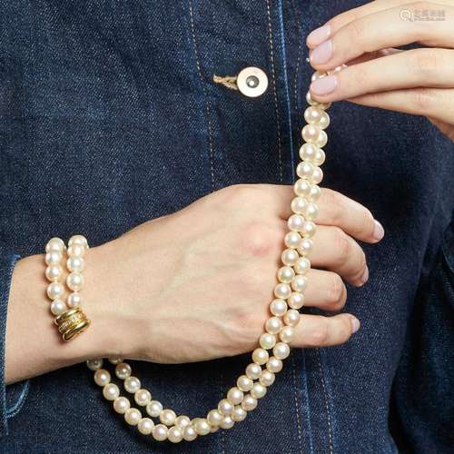 A 18K yellow gold and cultured pearl necklace. Gross weight:...