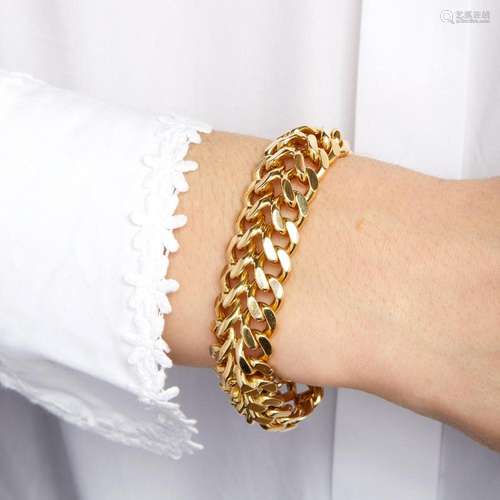 BRACELET MAILLE GOURMETTE A 18K yellow gold curb chain brace...