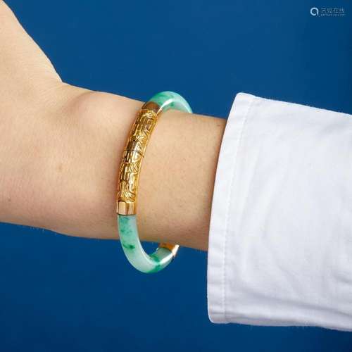 BRACELET JADE JADEITE A jade and 14K yellow gold bangle. Gro...