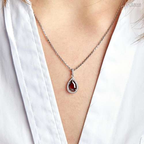 PENDENTIF DIAMANT FANCY 1,75 CARAT A 1,75 carat Fancy Dark R...