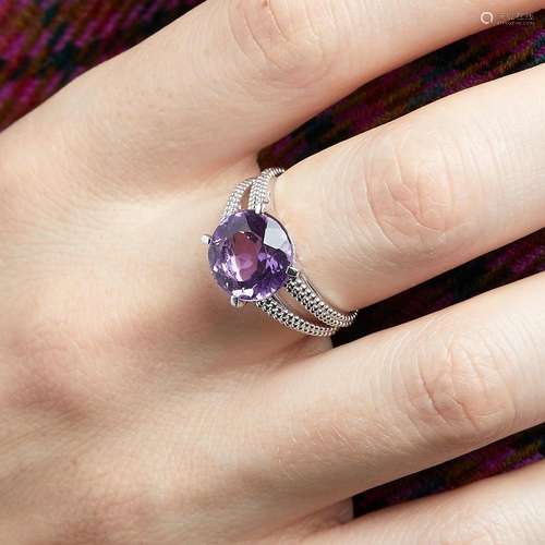 MAUBOUSSIN BAGUE AMETHYSTE RONDE An amethyst and 18K white g...