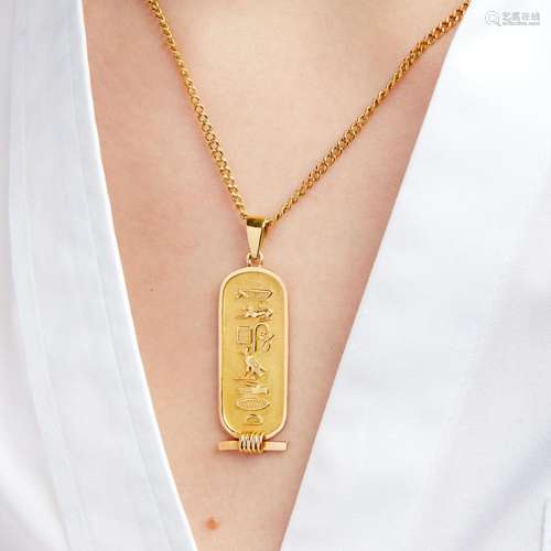 PENDENTIF CARTOUCHE EGYPTIEN A 18K yellow gold pendant and c...