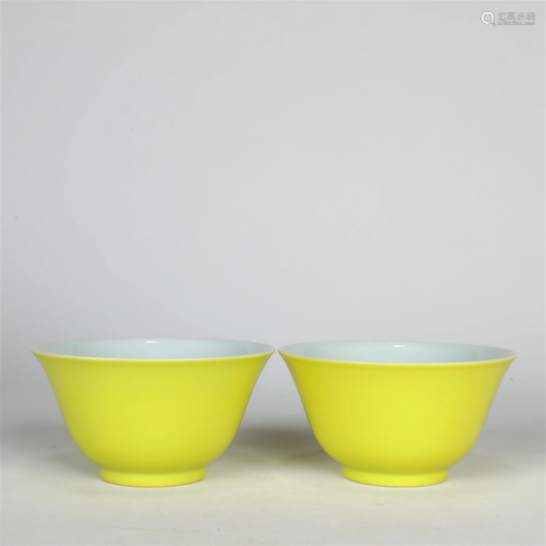 A Pair Of Yellow-Ground 'Lingzhi' Bowls