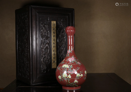 A Famillie-Rose Ruby-Glazed Garlic-Shaped Vase