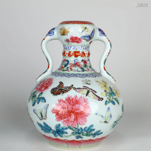 A Famillie-Rose 'Butterfly& Flower' Ruyi Vase