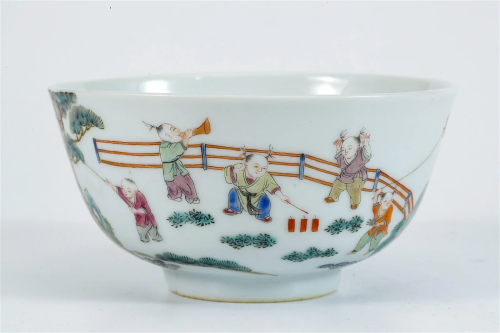 Chinese Plain Tri-colored Bowl with Children Playing Design