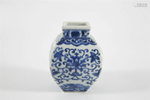 Blue-and-white Vase with Interlaced Lotus Patterns