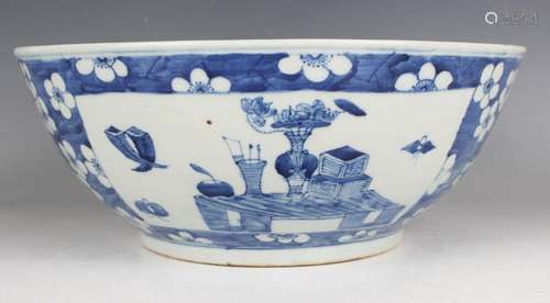 A Chinese blue and white porcelain circular bowl, later 19th...