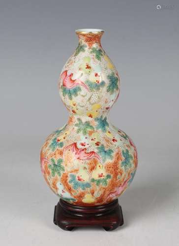 A Chinese famille rose porcelain double gourd shaped vase, m...