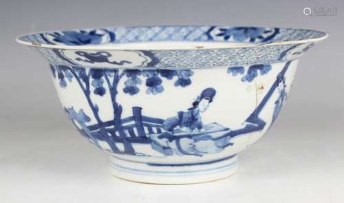 A Chinese blue and white porcelain circular bowl with flared...