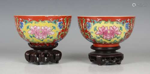 A pair of Chinese coral-ground famille rose porcelain bowls,...