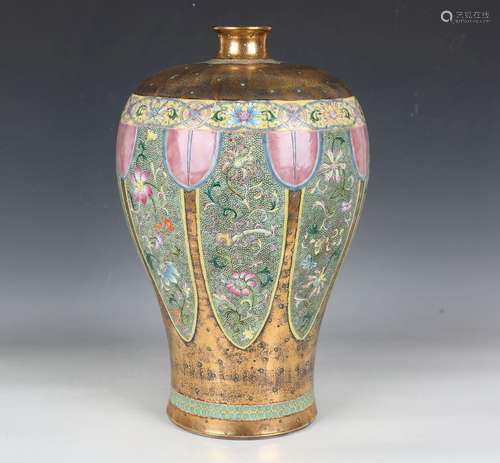 A Chinese famille rose porcelain baluster vase, mark of Qian...