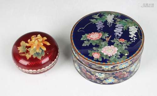 A Japanese cloisonné circular box and cover, Meiji period, d...