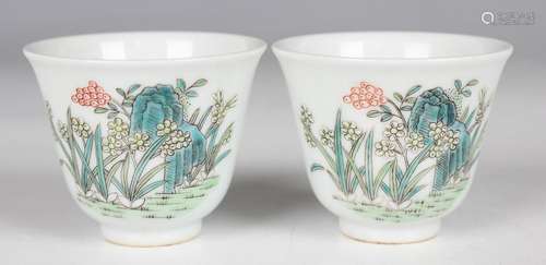 A pair of Chinese famille verte export porcelain wine cups, ...