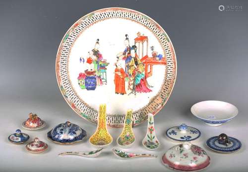 A mixed group of Chinese famille rose export porcelain table...