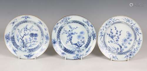 A group of five Chinese blue and white export porcelain bowl...