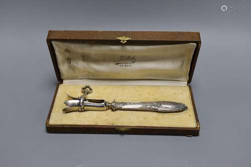 A silver plated ham clamp, cased,21 cms long.