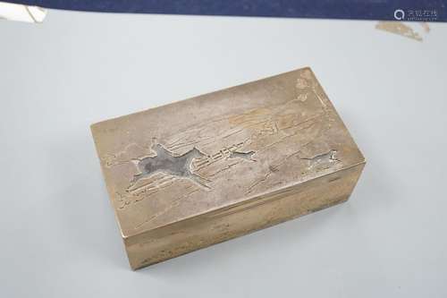 A George V silver mounted rectangular cigarette box, by Gold...