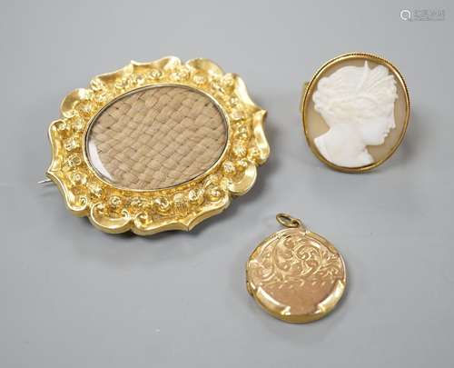 A Victorian yellow metal and cameo set scarf clip, 27mm, a 9...