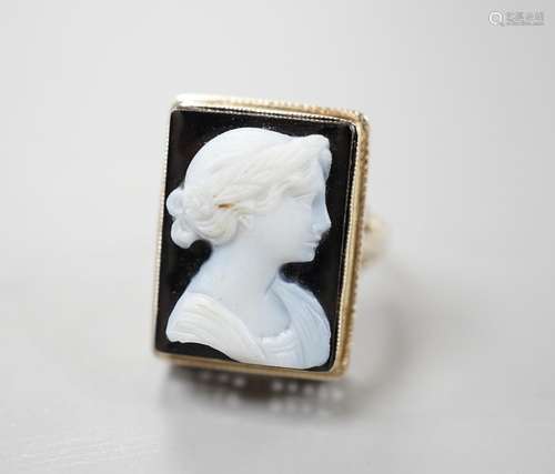 A 14k white metal and hardstone cameo set dress ring, size K...