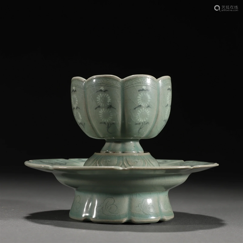 A Korean Celadon Glazed Teacup and Stand